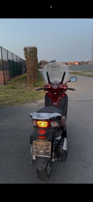 Vând honda sh 300 i