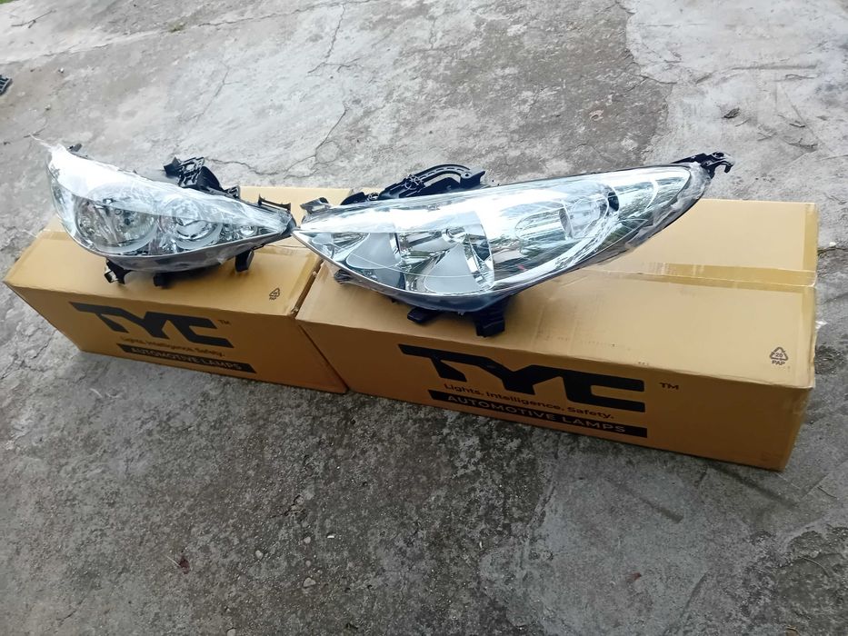 Фар Пежо 207 НОВ