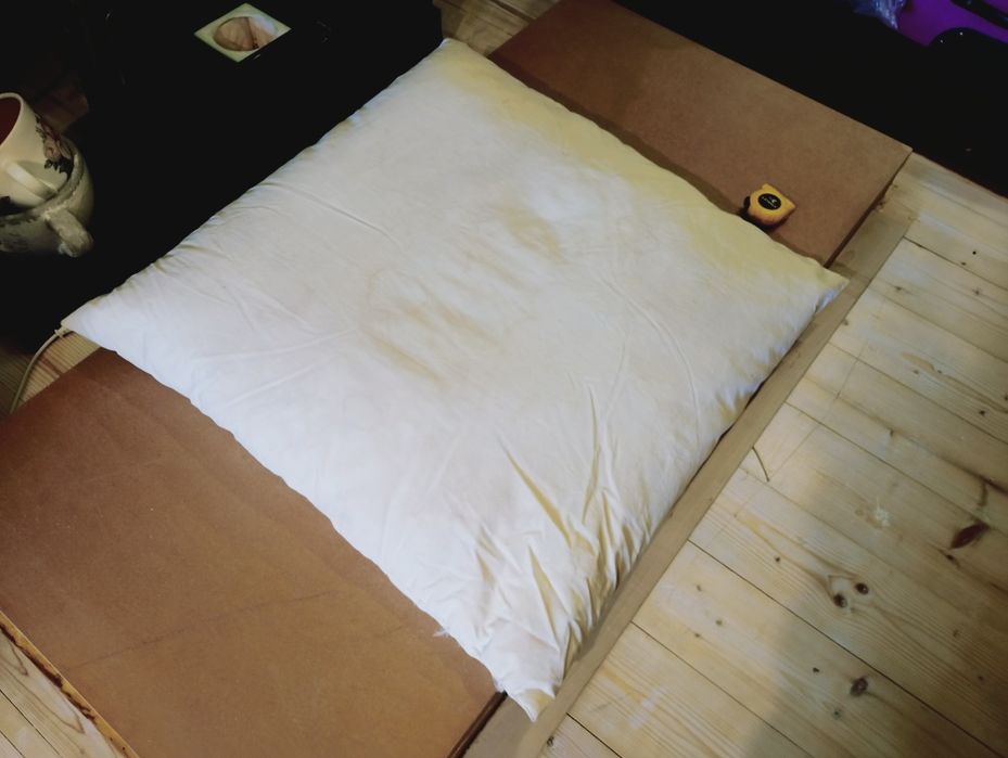 Vând 4 perne umplute cu puf, curate, dimensiuni 70 x 70 cm