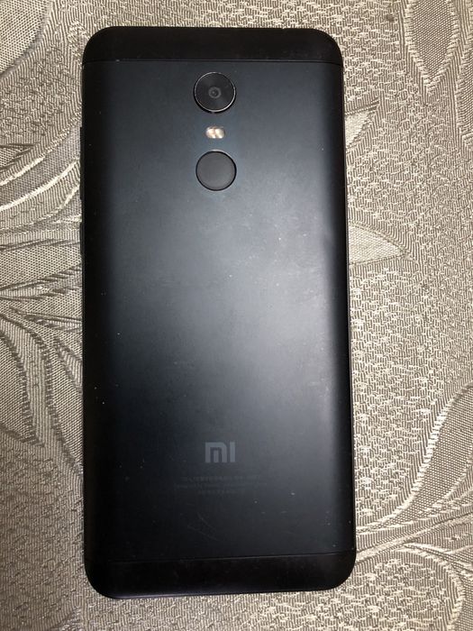 Телефон Redmi 5+ память 3/32 гб