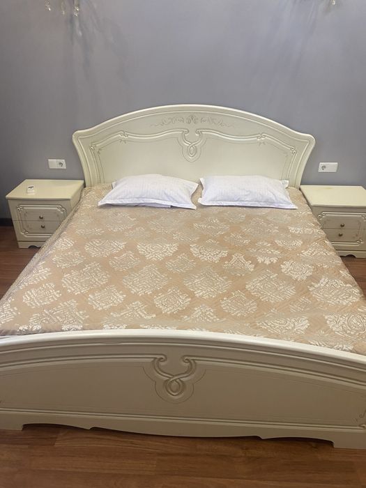 Спальний гарнитур в отличном состояние 200000