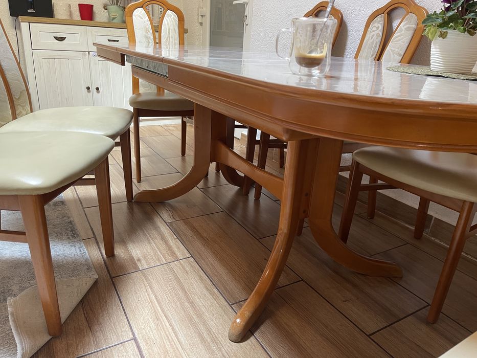 Vand masa extensibilă până la 8 persoane.