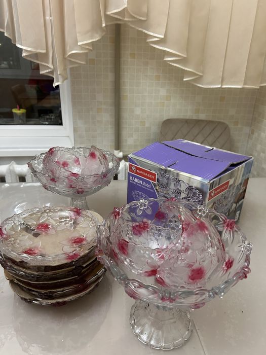 Красивый набор посуды в комплекте