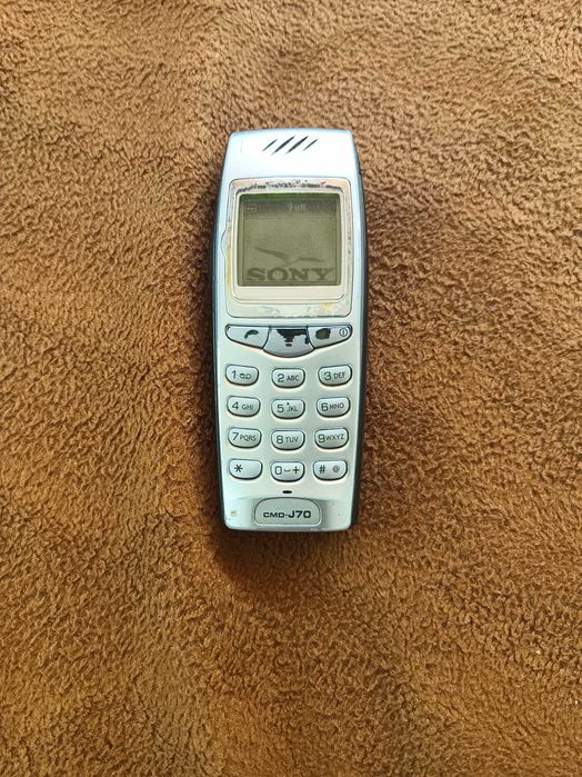 Мобилен апарат Sony J70