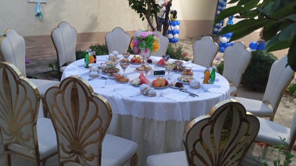 Prakat stol va stullar. Chinni idishlar