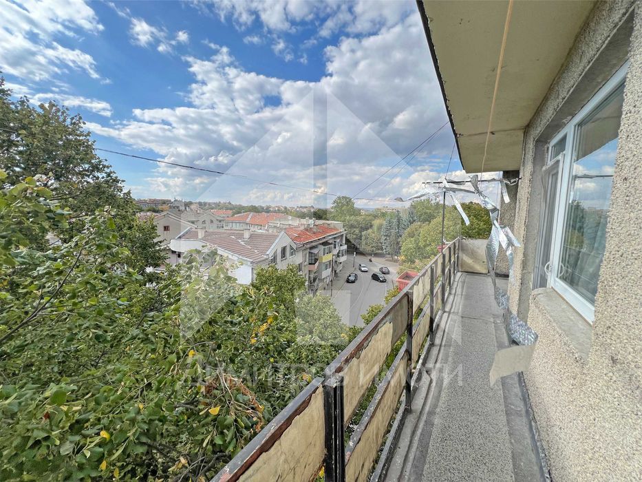 Продава се 65 кв.м. двустаен запазен апартамент ЦЕНТЪР гр. Нови пазар