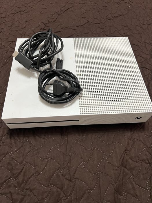 Consolă Xbox One S + 14 Jocuri (EA FC 25, Dark Souls 3, Mortal Kombat XL)