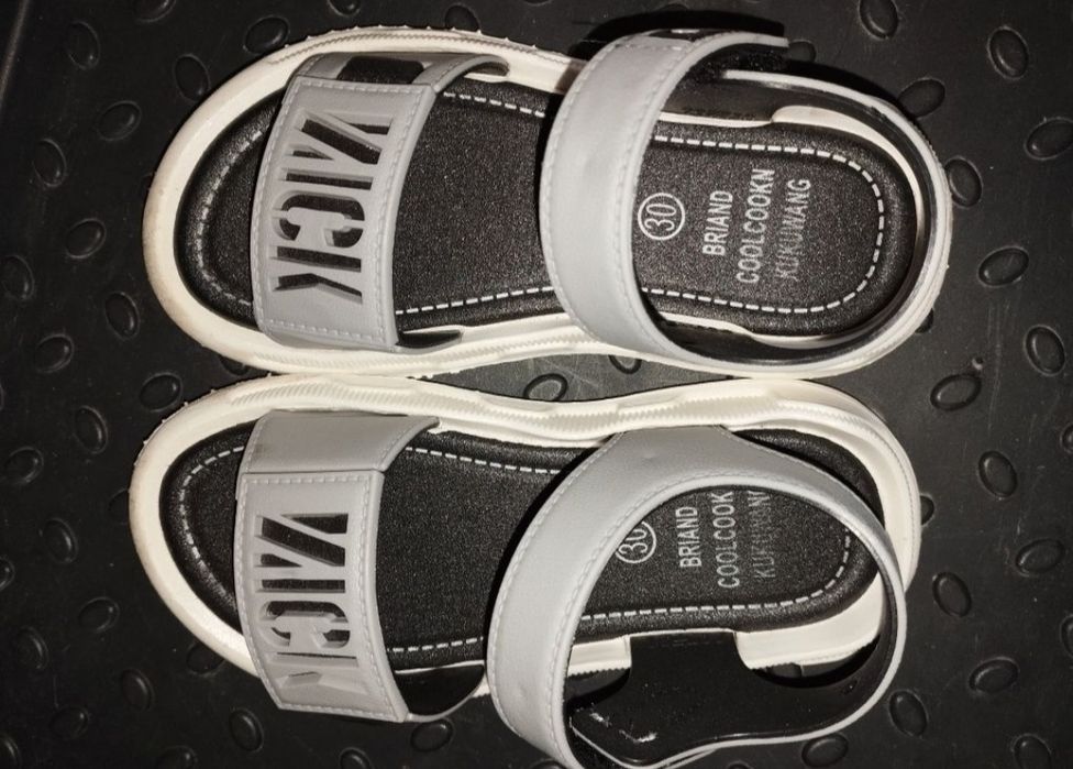 Сандалии для деток р. 30, 34