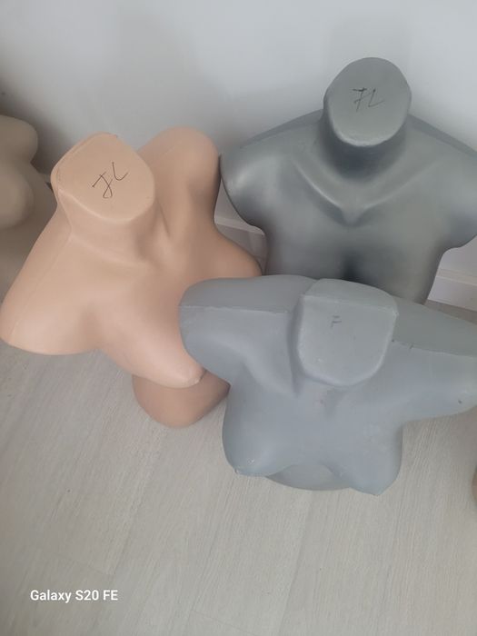 Vând 3 busturi dama pret 60lei