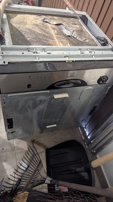 Vând mașina de spălat vase incorporabila  Indesit