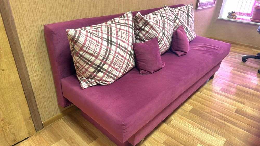 Луксозен разтегателен диван с възглавнички