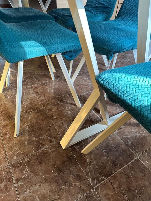 Стол кухонный и стулья