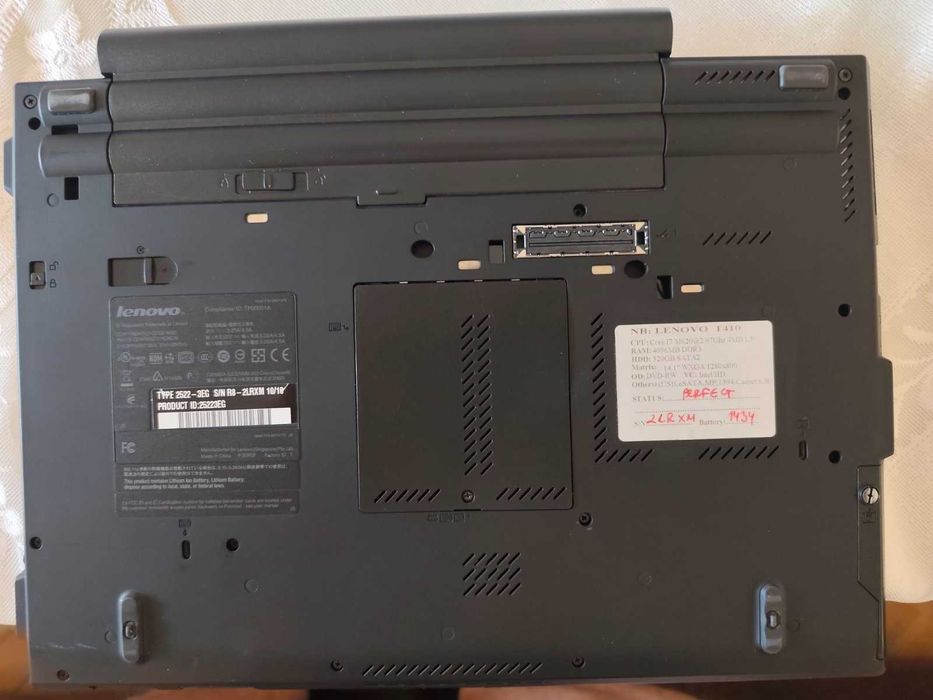 Продавам Лаптоп Lenovo-работещ със зарядно и мишка