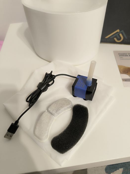 Dozator automat de apă/ fântână pentru pisici