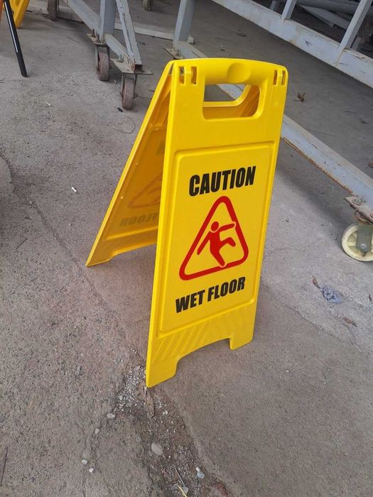 Предупреждающий знак «Осторожно! Мокрый пол»