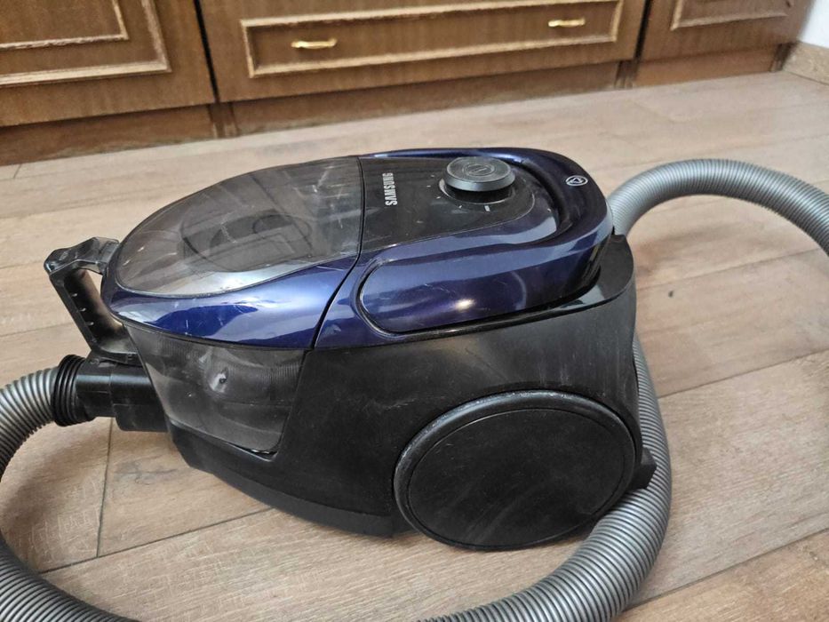 Пылесос Samsung VC18M3120VB