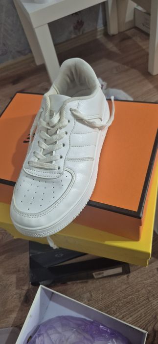 Кроссовки белые красивые