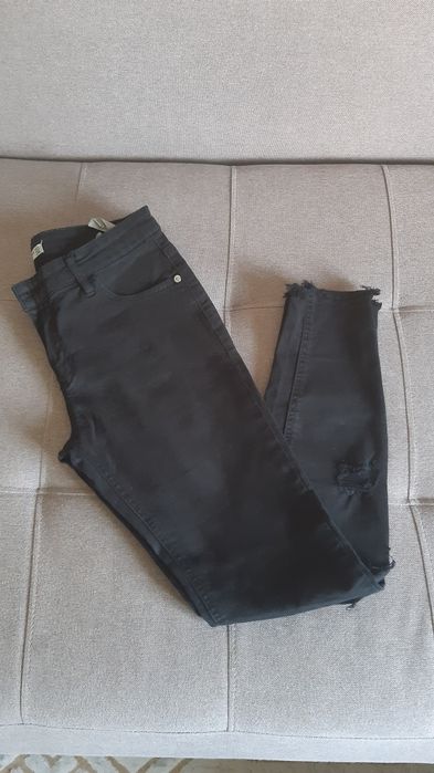 Blugi rupti marime 36 Pull and Bear