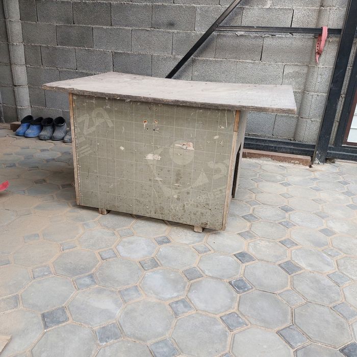 Будка для собаки деревянная.