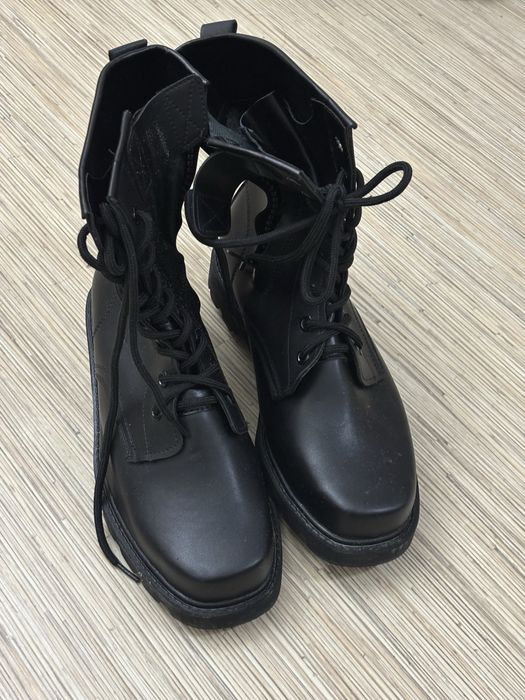 Сапоги черные.