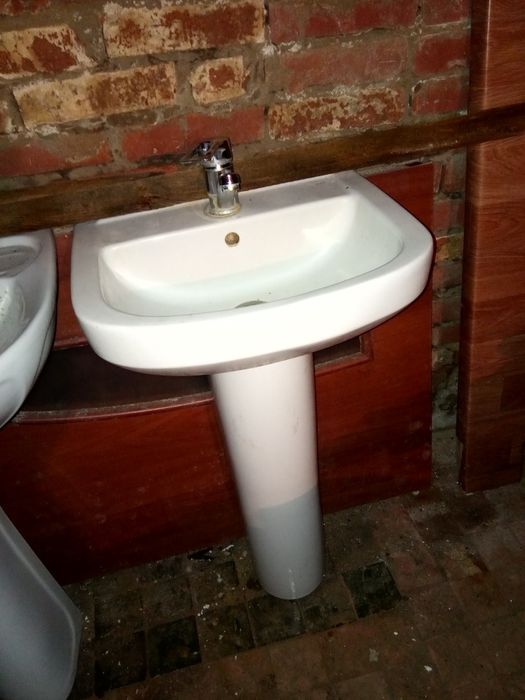 Раковина с ножкой