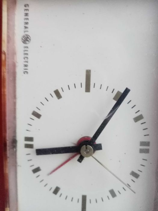 Ceas electric de birou, la priza, perfect funcțional.