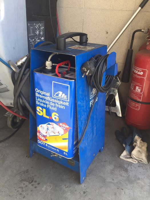 Смяна на спирачна течност с машина под налягане