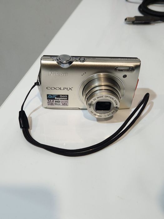 Aparat Photo Nikon cu o pata pe display