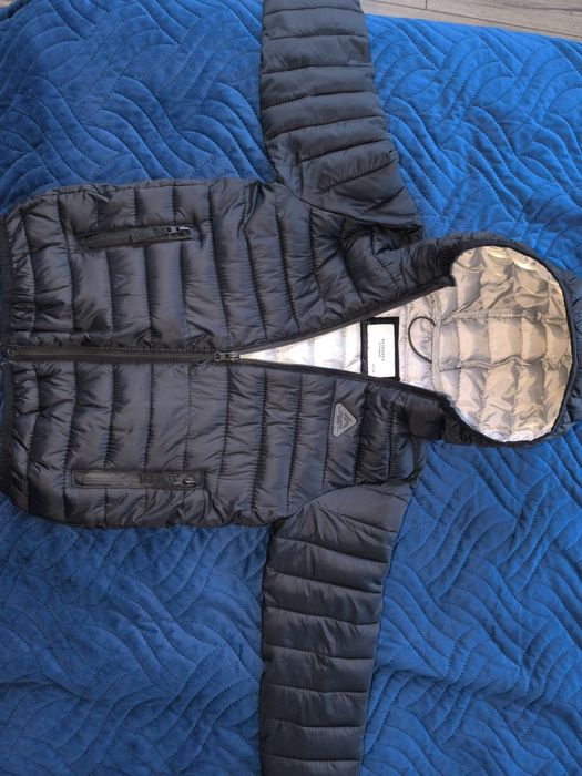 Vând geaca ,neagra Reserved ,pt.copii (122 cm)