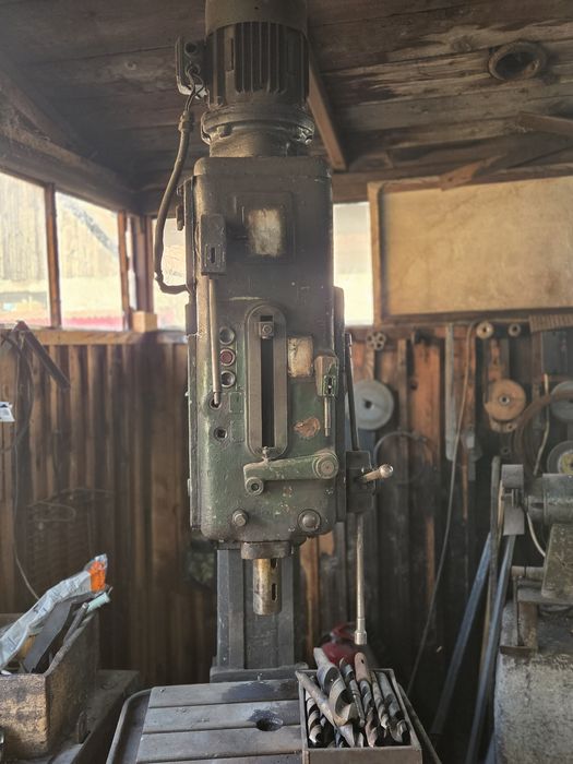 Mașină de gaurit industrială