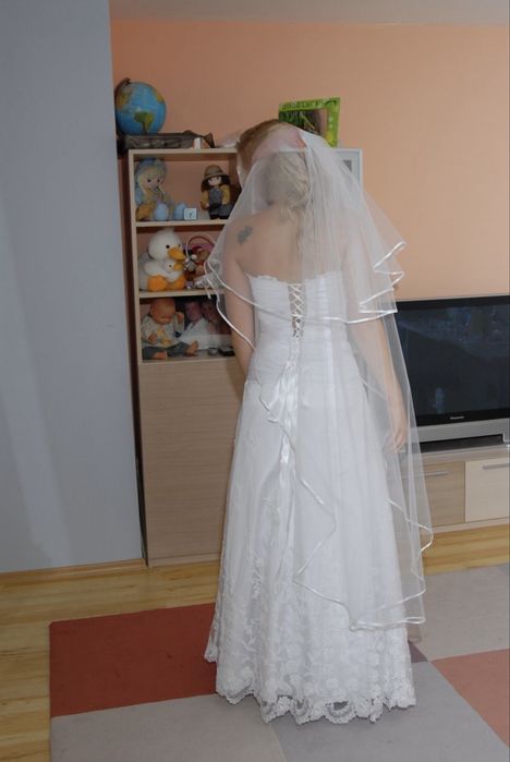 Сватбена рокля обшита с мъниста