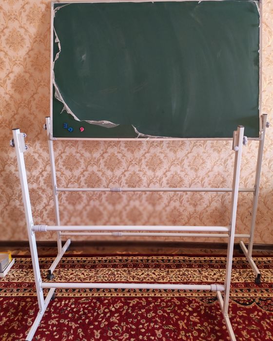 Dele doska va stoykalari bilan