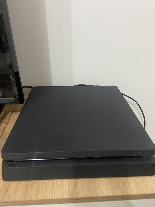 Продам ps 4 в отличном состяние
