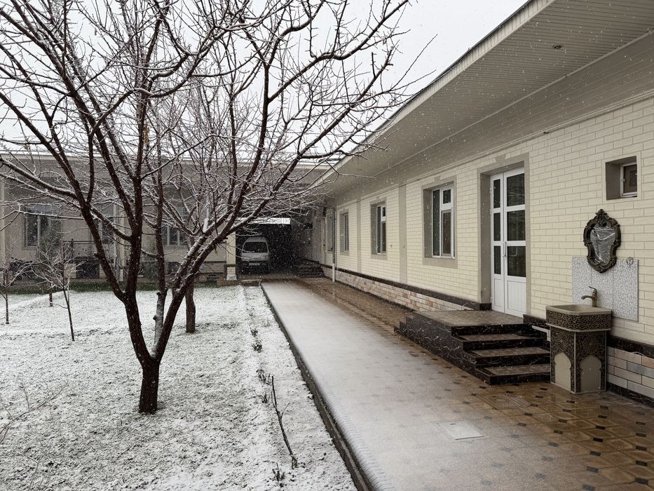 Уй сотилади 8 сотих. 7 та хона. Пишган гиштдан курилган. Падвали бор.