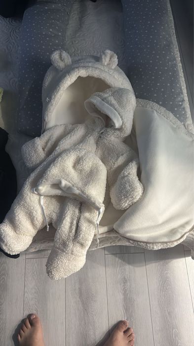 Продается весений комбинезон на выписку с шапкой