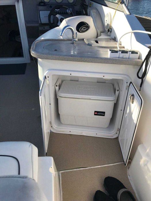 Моторна яхта Rinker 230