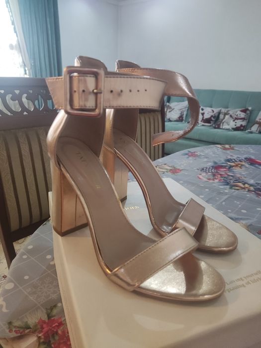 Босоножки в золоте новые 38 размер