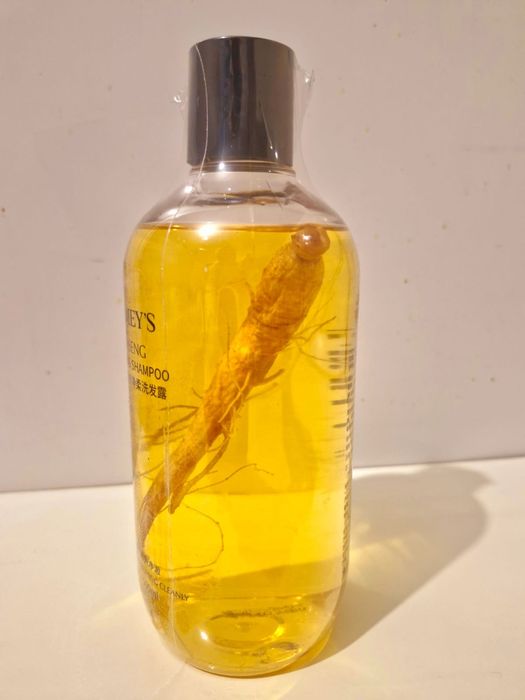 Шампунь с корнем Женьшеня