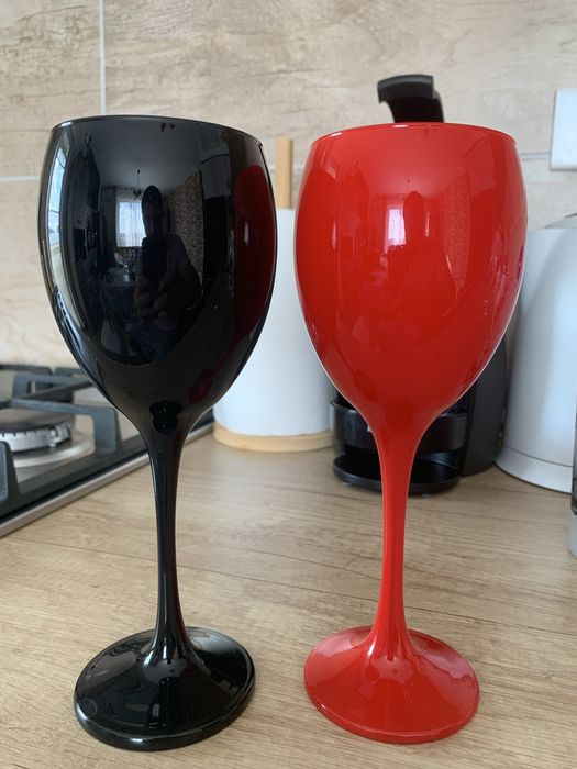 Set 4 pahare vin din sticla rosu / negru