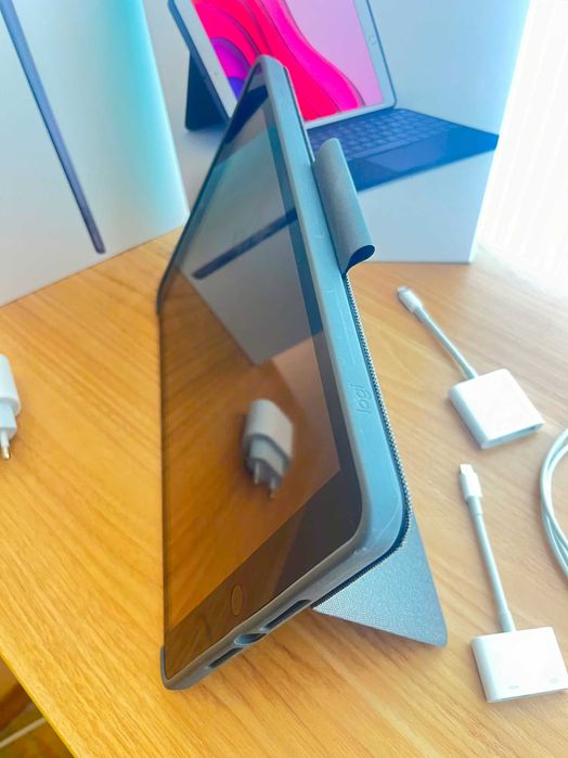 iPad 9th (2021) 64 GB + Калъф и клавиатура + Видео и USB адаптери