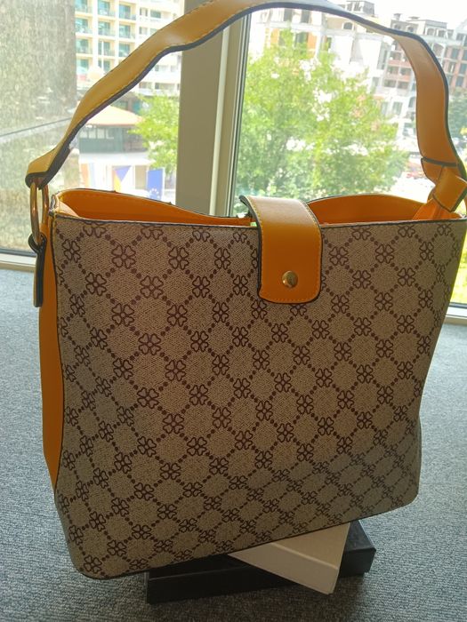 Много удобна дамска чанта, в която лесно ще съберете и ще откривате вс