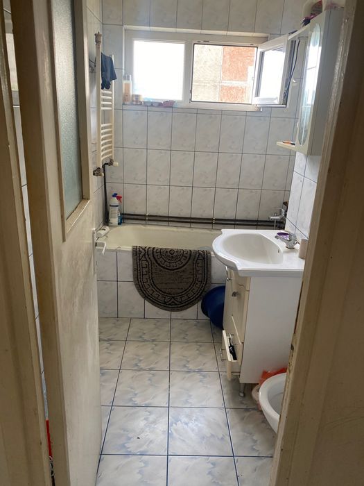 Vând apartament la Bocșa română 3 camere 2 băi balcon apartamentul are o suprafață de 100mp mai multe Detali la telefon