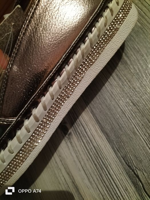 Продам женскую обувь .лоферы