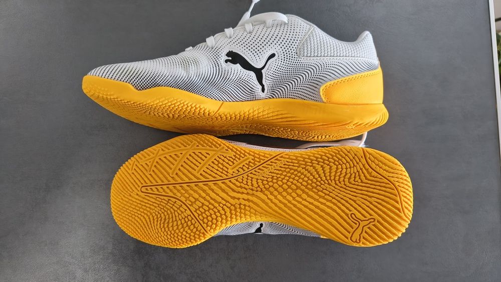 Ghete de fotbal Puma pentru sala marime 42.5