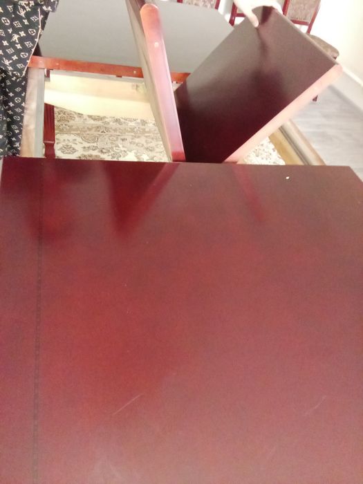 Стол в гостинной.