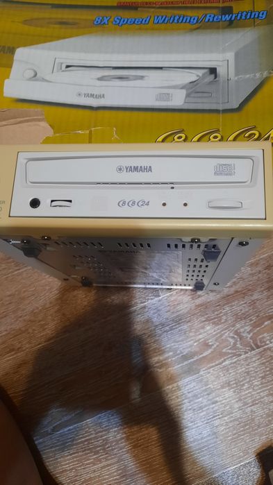 Дисковод новый YAMAHA CD-R-RW