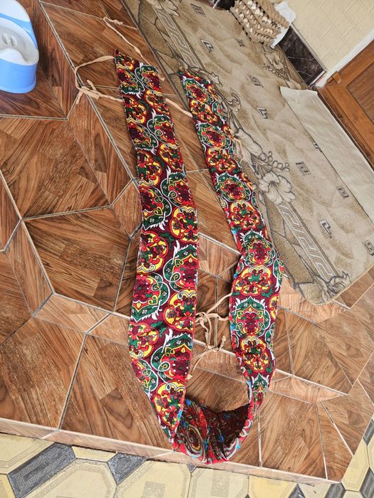 Стол и стулья продается