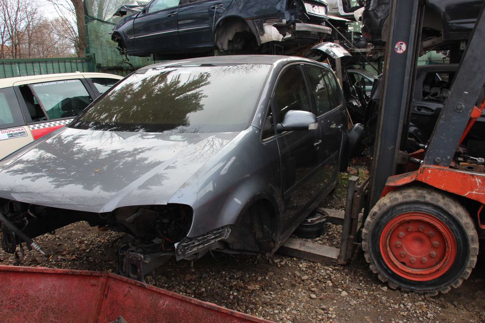 Фолксваген Туаран 1.9 TDI  Volkswagen Tuaran 2004  - само на части