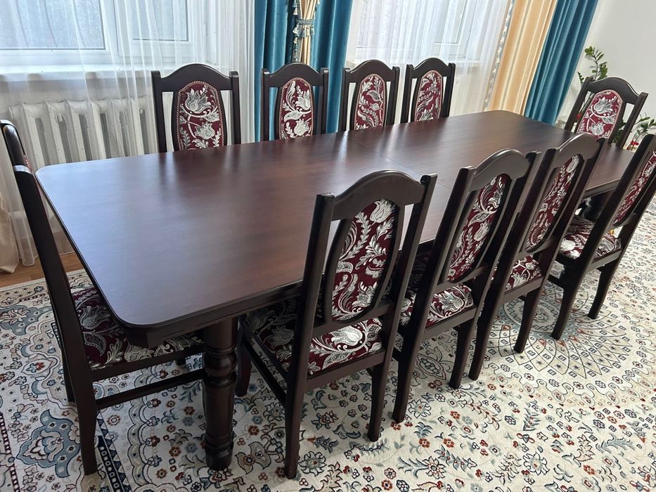 Проам стол и стулья для гостинной