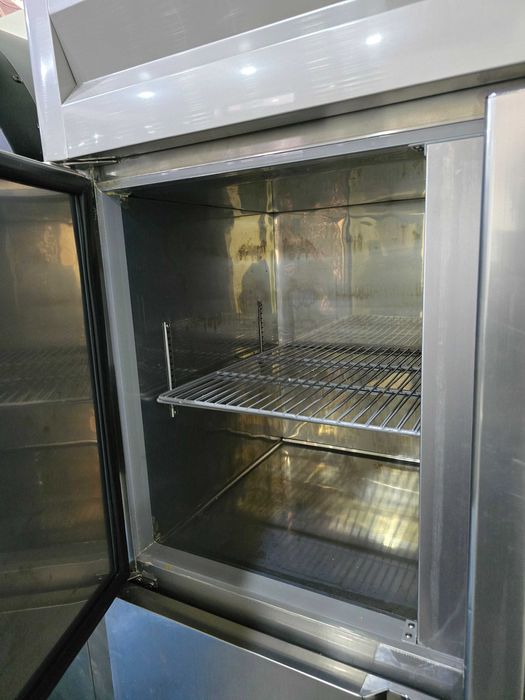 Холодильник 1000 литров. 2 секции на плюс и минус. 4 двери.